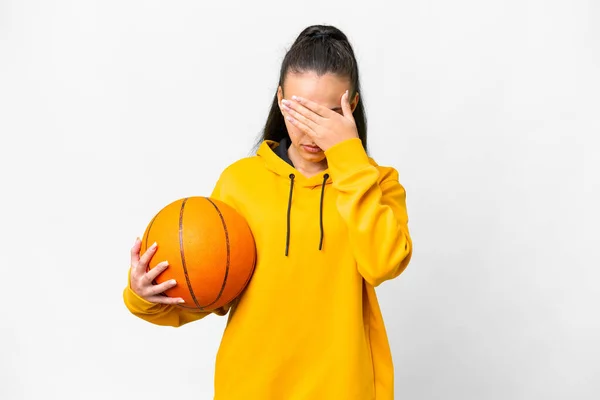 Ung Arabisk Kvinne Som Spiller Basketball Isolert Hvit Bakgrunn Med – stockfoto