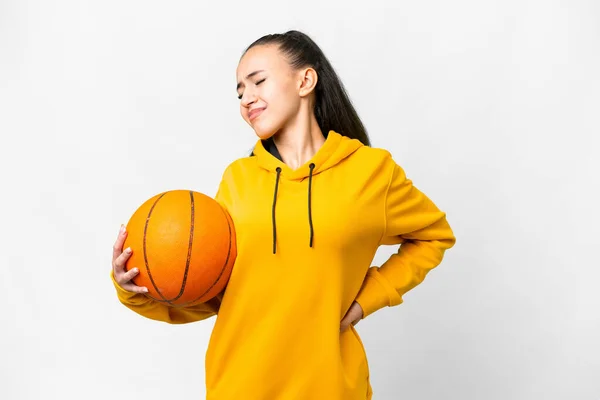 Ung Arabisk Kvinde Spiller Basketball Isoleret Hvid Baggrund Lider Rygsmerter - Stock-foto