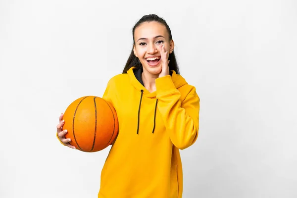 Giovane Donna Araba Giocare Basket Sfondo Bianco Isolato Gridando Con — Foto Stock