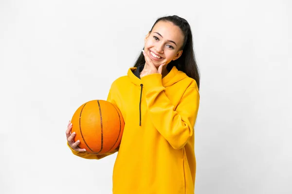 아라비안 호스라는 여자가 떨어진 배경에서 농구를 복하고 미소짓고 — 스톡 사진