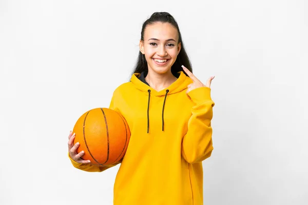 若いですアラビア人女性遊びバスケットボール上隔離された白の背景与えますA親指アップジェスチャー — ストック写真