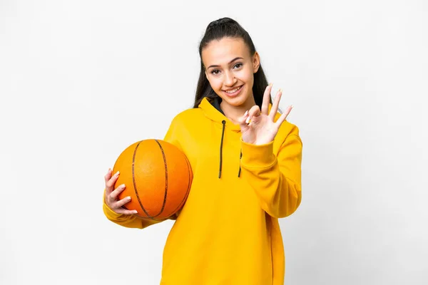 若いですアラビア人女性遊びバスケットボール上の隔離された白い背景幸せとカウント3とともに指 — ストック写真