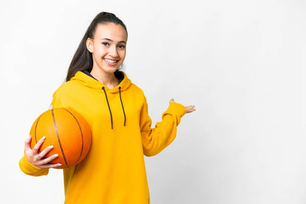 若いですアラビア人女性プレイバスケットボール上の隔離された白い背景を延長手に側への招待のために来る — ストック写真