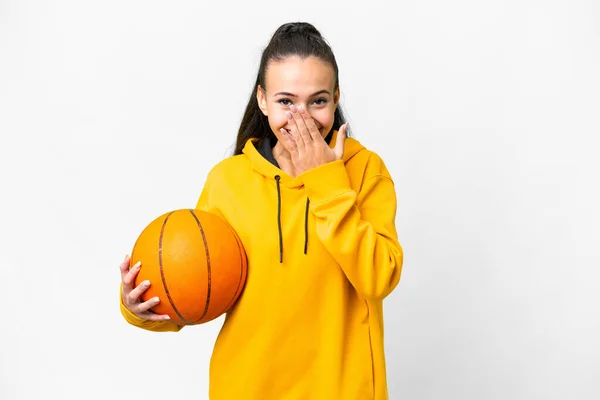 若いですアラビア人女性プレイバスケットボール上の隔離された白い背景幸せと笑顔カバー口とともに手 — ストック写真