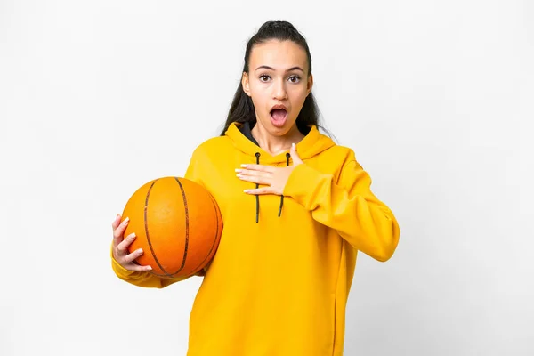 Giovane Donna Araba Giocare Basket Sfondo Bianco Isolato Sorpreso Scioccato — Foto Stock