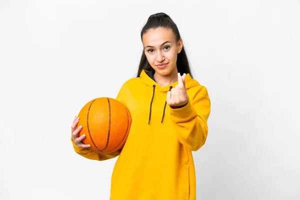 Giovane Donna Araba Che Gioca Basket Sfondo Bianco Isolato Facendo — Foto Stock