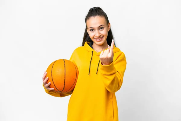 Giovane Donna Araba Che Gioca Basket Sfondo Bianco Isolato Facendo — Foto Stock