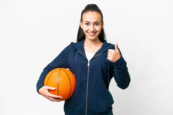 年轻的阿拉伯女子 背负着孤独的白人背景 打篮球 手举大拇指 — 图库照片