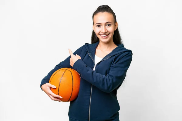 Jeune Femme Arabe Sur Fond Blanc Isolé Jouant Basket Pointant — Photo