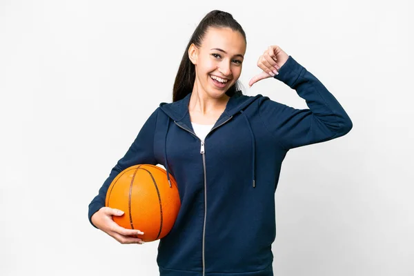Genç Arap Kadın Izole Edilmiş Beyaz Arka Planda Basketbol Oynuyor — Stok fotoğraf