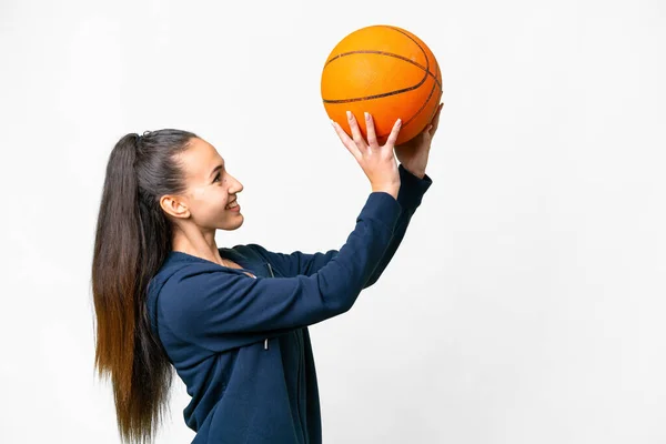 独立的白人背景的阿拉伯年轻女子打篮球 — 图库照片