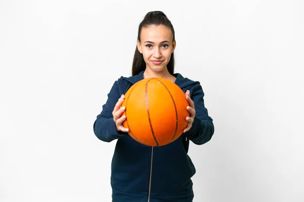 独立的白人背景的阿拉伯年轻女子打篮球 — 图库照片