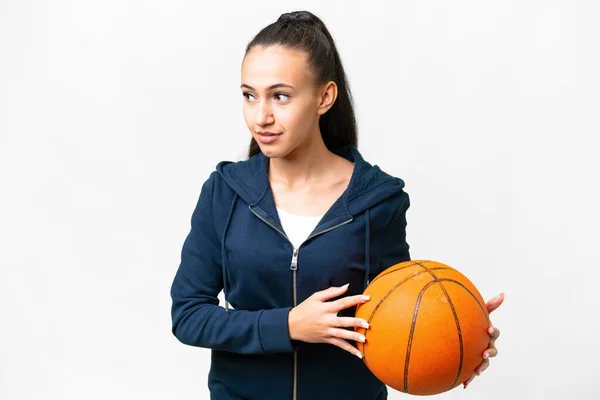 若いですアラビア人女性上の隔離された白い背景プレーバスケットボール — ストック写真