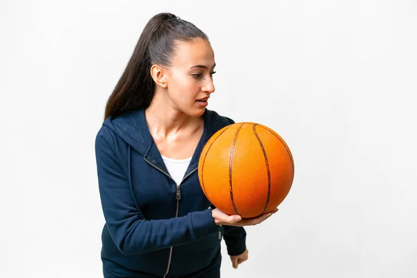 Молода Аравійська Жінка Через Ізольоване Біле Тло Грає Баскетбол — стокове фото