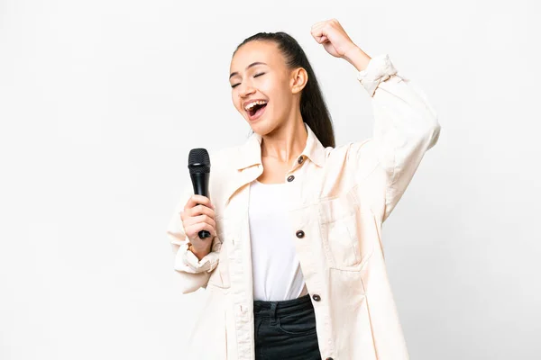 Genç Şarkıcı Kadın Izole Edilmiş Beyaz Arka Planda Bir Mikrofonu — Stok fotoğraf