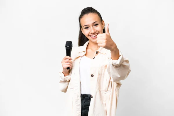 Genç Şarkıcı Kadın Izole Edilmiş Beyaz Arka Planda Mikrofonu Kaldırıyor — Stok fotoğraf