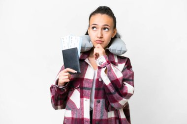 İzole edilmiş beyaz arka planda pasaportu olan genç bir gezgin kadın...