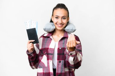 Pasaportu olan genç bir gezgin kadın izole edilmiş beyaz arka planda davet ediliyor. Gelmene sevindim.