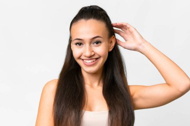 İzole edilmiş beyaz bir geçmişi olan genç bir Arap kadın. Portre