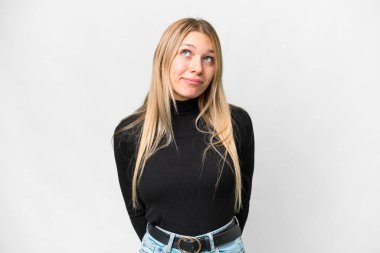 Genç, güzel, sarışın, soyutlanmış beyaz bir arka plan.