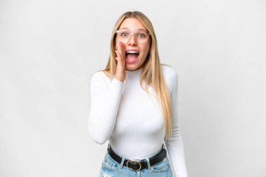 Genç, güzel, sarışın, soyutlanmış, beyaz bir geçmişi var. Şaşırmış ve şok olmuş bir yüz ifadesi var.