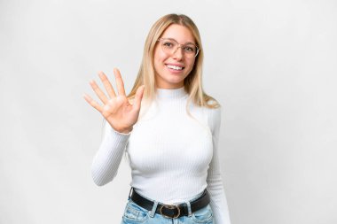 İzole edilmiş beyaz arka planda genç, güzel sarışın kadın parmaklarıyla beşi sayıyor.