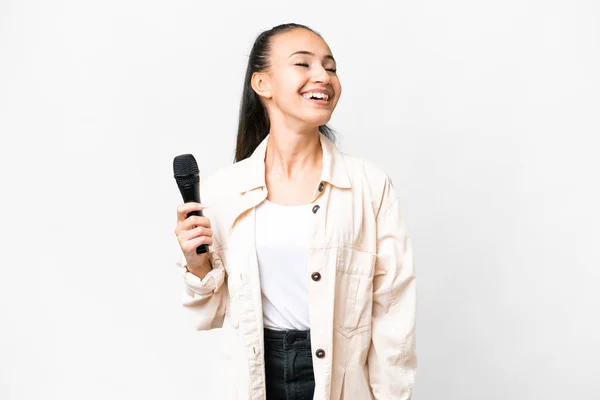 Jovem Cantora Pegando Microfone Sobre Fundo Branco Isolado Rindo — Fotografia de Stock