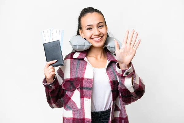 Νεαρή Traveler Γυναίκα Κρατώντας Ένα Διαβατήριο Πάνω Από Απομονωμένο Λευκό — Φωτογραφία Αρχείου