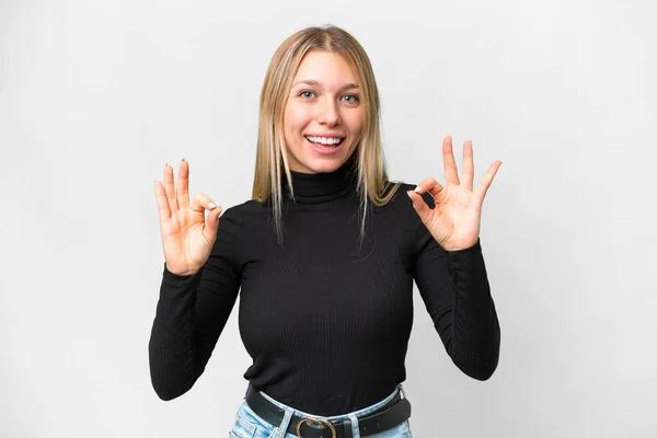 Молодая Красивая Блондинка Изолированном Белом Фоне Показывает Знак Двумя Руками — стоковое фото