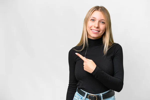 Ung Söt Blond Kvinna Över Isolerad Vit Bakgrund Pekar Sidan — Stockfoto