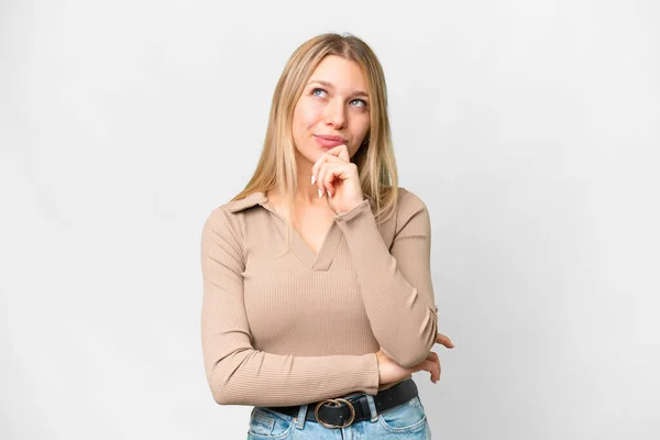 Ung Söt Blond Kvinna Över Isolerad Vit Bakgrund Med Tvivel — Stockfoto