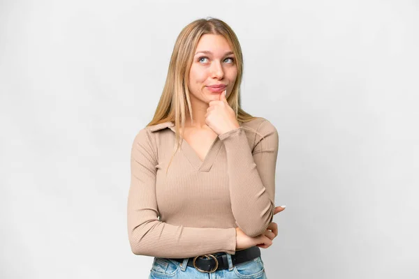 Ung Söt Blond Kvinna Över Isolerad Vit Bakgrund Med Tvivel — Stockfoto