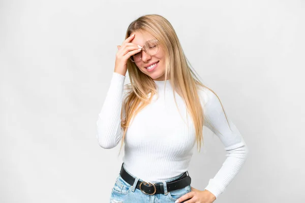 Junge Hübsche Blonde Frau Über Isoliertem Weißen Hintergrund Lacht — Stockfoto