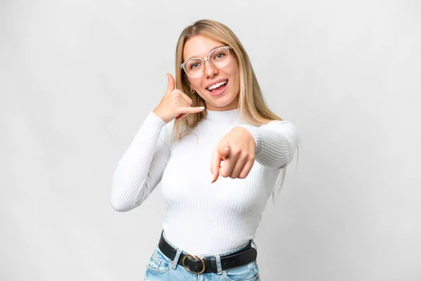 Junge Hübsche Blonde Frau Über Isoliertem Weißen Hintergrund Macht Handygeste — Stockfoto