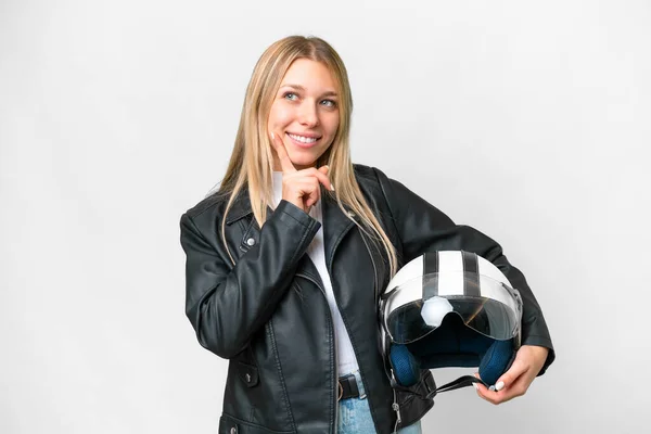Junge Hübsche Blonde Frau Mit Motorradhelm Über Isoliertem Weißem Hintergrund — Stockfoto