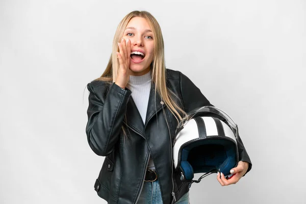 若いです可愛いですブロンド女性とともにオートバイヘルメット上の隔離された白い背景叫びますとともに口ワイドオープン — ストック写真