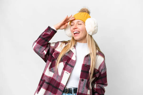 Mladý Pěkný Blondýnka Žena Nosí Zimní Manžety Přes Izolované Bílé — Stock fotografie
