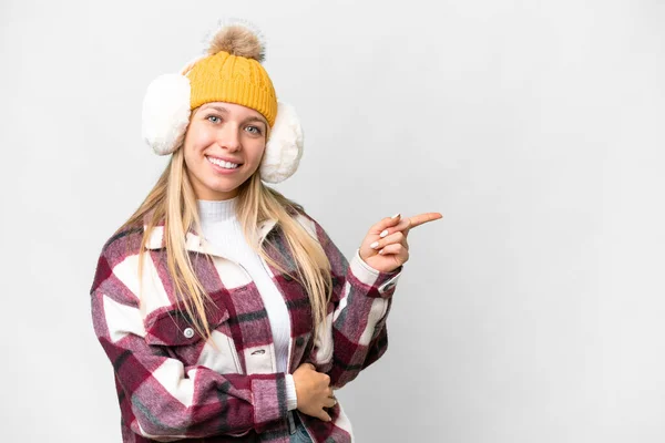 Νεαρή Όμορφη Ξανθιά Γυναίκα Που Φοράει Χειμωνιάτικες Μανσέτες Πάνω Από — Φωτογραφία Αρχείου
