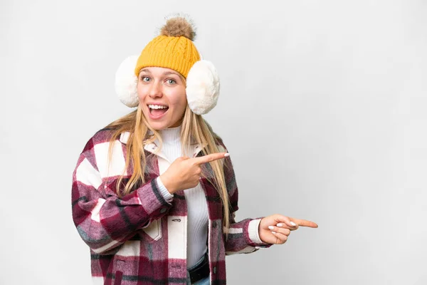 Junge Hübsche Blonde Frau Trägt Wintermuffs Über Isoliertem Weißen Hintergrund — Stockfoto