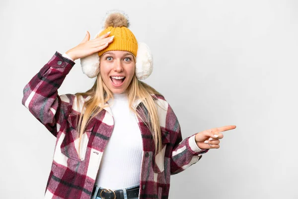 Joven Mujer Rubia Bonita Con Muffs Invierno Sobre Fondo Blanco —  Fotos de Stock