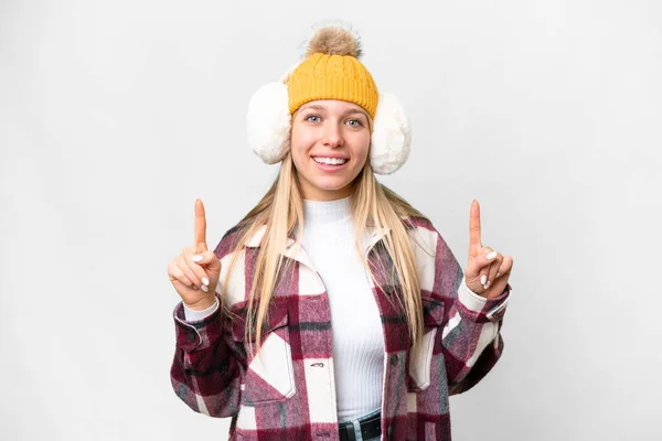 Młoda Ładna Blondynka Ubrana Zimowe Mufy Białym Tle Wskazując Świetny — Zdjęcie stockowe