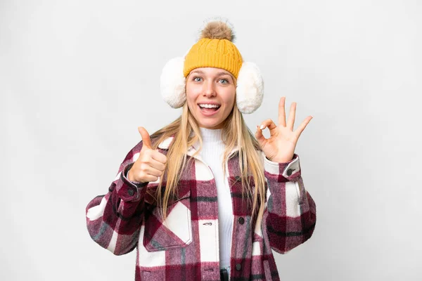 Νεαρή Όμορφη Ξανθιά Γυναίκα Φορώντας Muffs Χειμώνα Πάνω Από Απομονωμένο — Φωτογραφία Αρχείου