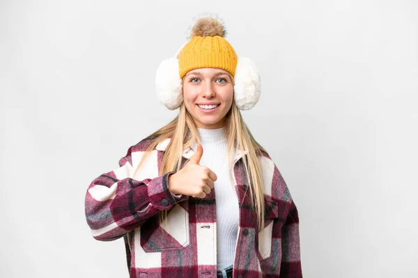 年轻漂亮的金发女人戴着冬衣 披着孤零零的白色背景 竖起大拇指 — 图库照片