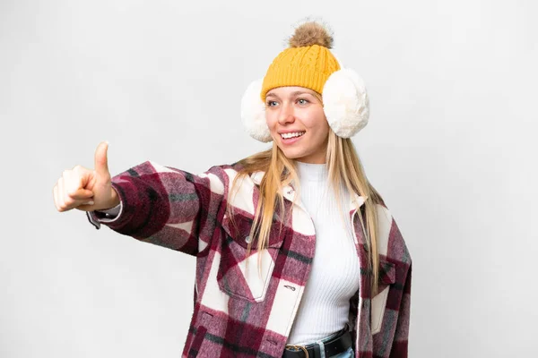 Młoda Ładna Blondynka Nosi Zimowe Mufy Białym Tle Dając Kciuki — Zdjęcie stockowe