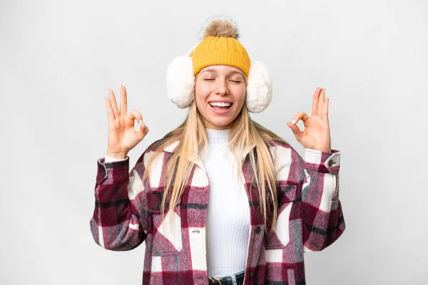 Mladý Pěkný Blondýnka Žena Nosit Zimní Manžety Přes Izolované Bílé — Stock fotografie
