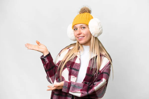 Młoda Ładna Blondynka Zimowych Muffach Białym Tle Wyciągając Ręce Bok — Zdjęcie stockowe