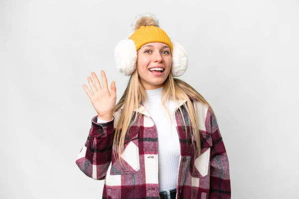 Młoda Ładna Blondynka Nosi Zimowe Mufy Odizolowanym Białym Tle Salutując — Zdjęcie stockowe