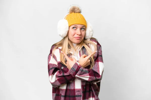Młoda Ładna Blondynka Ubrana Zimowe Mufy Białym Tle Wskazująca Wątpliwości — Zdjęcie stockowe