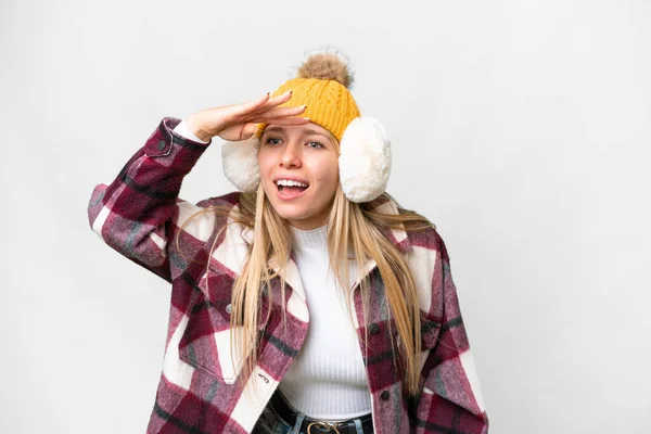 Молодая Красивая Блондинка Носит Зимние Муфты Изолированном Белом Фоне Глядя — стоковое фото
