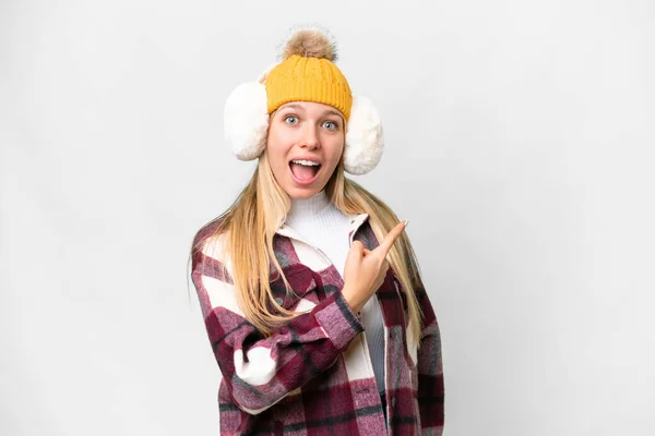 Junge Hübsche Blonde Frau Trägt Wintermuffs Über Isoliertem Weißen Hintergrund — Stockfoto